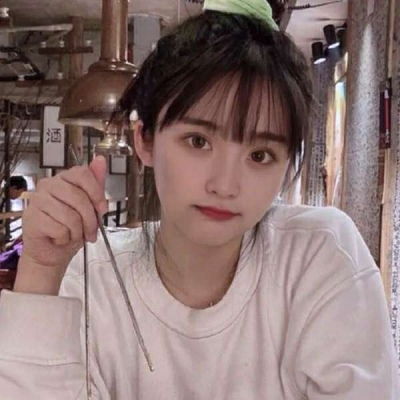 女生买 2 份饭拿 6 双筷子被食堂员工指责偷窃，如何评价双方的行为？你觉得买饭可以多拿筷子吗？